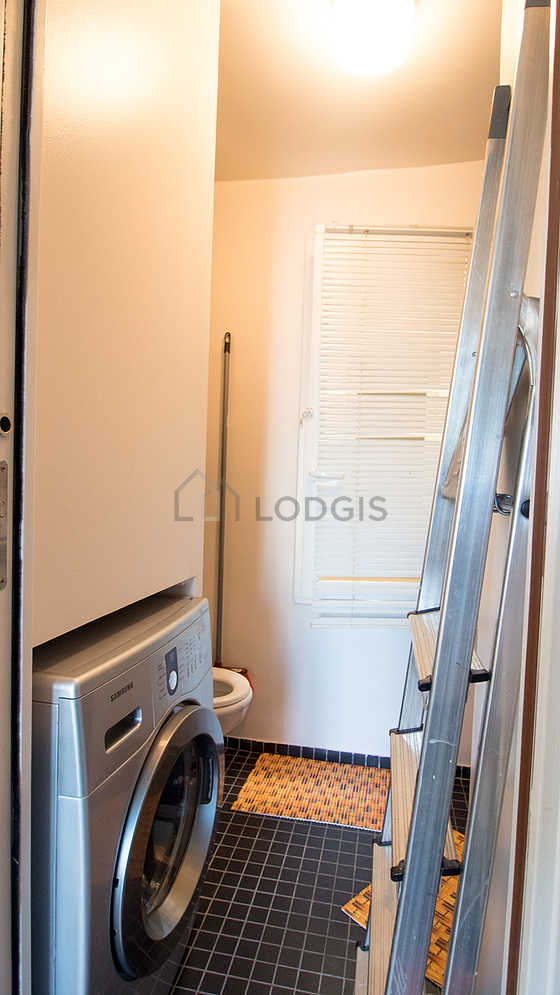 Agréable salle de bain avec fenêtres double vitrage et du carrelage au sol