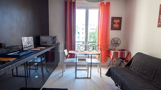 Séjour calme équipé de 1 canapé(s) lit(s) de 140cm, télé, armoire, placard