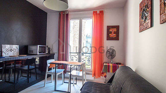 Very bright living room furnished with 2 chair(s)