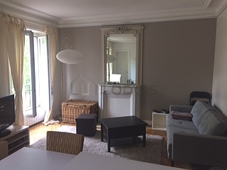 Grand salon de 20m² avec du parquet au sol