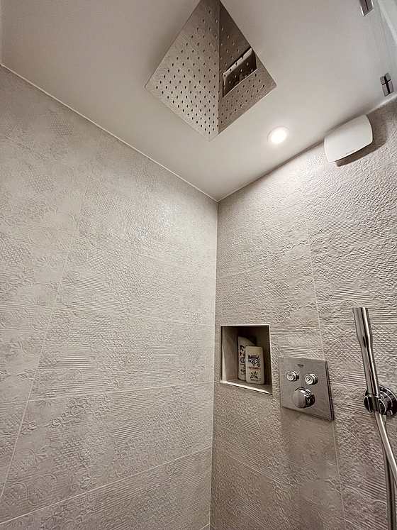 Salle de bain équipée de serviettes de bain