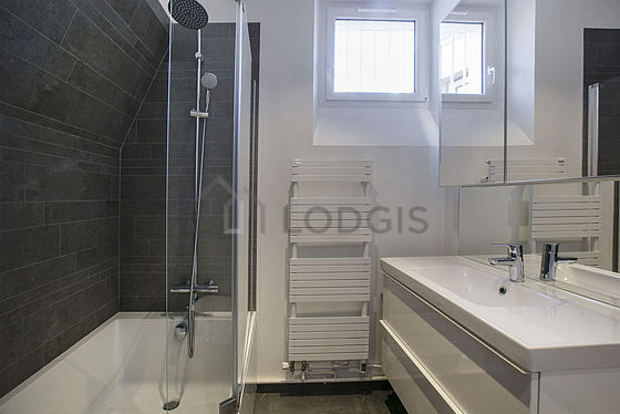 Salle de bain équipée de placard