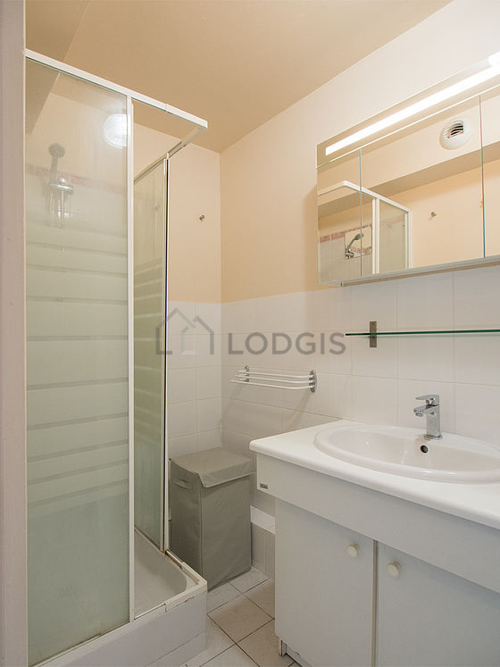 Bathroom equipped with bath towels