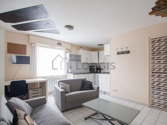Large living room of 20m² with tile floor