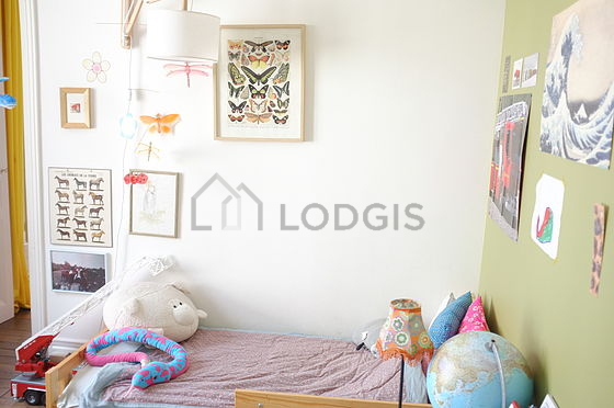 Bedroom of 8m² with wooden floor