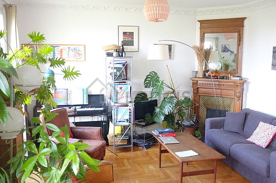 Séjour calme équipé de 1 canapé(s) lit(s) de 140cm, télé, lecteur de dvd, 1 fauteuil(s)