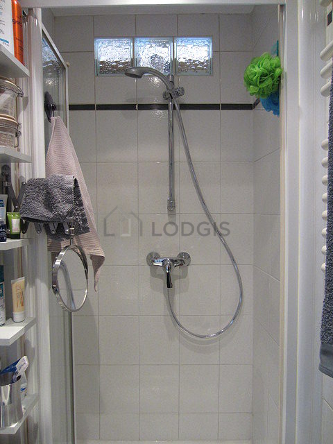 Bathroom equipped with bath towels