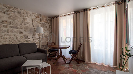 Séjour très calme équipé de 1 canapé(s) lit(s) de 140cm, télé, penderie, placard