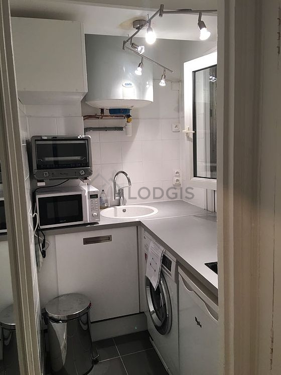 Belle cuisine de 4m² avec du carrelage au sol