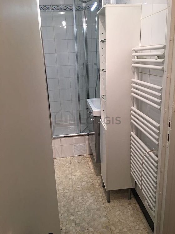 Belle salle de bain avec du carrelage au sol