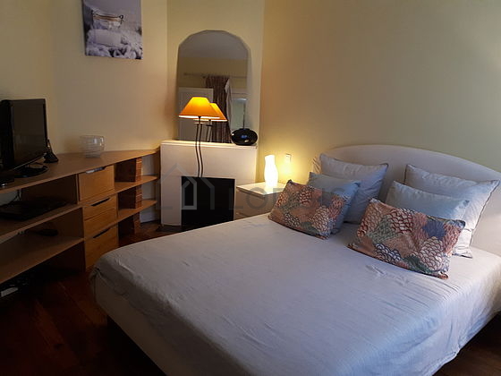 Chambre avec du parquet au sol