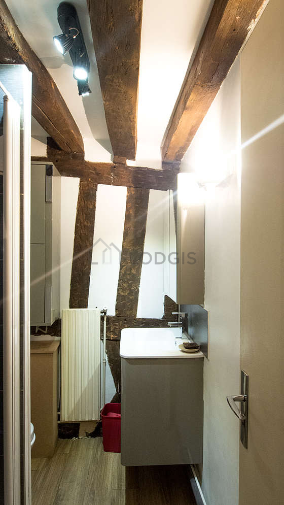 Bathroom equipped with bath towels