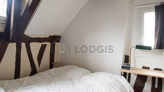 Chambre avec du parquet au sol