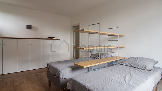 Chambre avec du parquet au sol