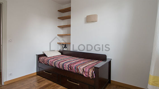 Chambre avec du parquet au sol