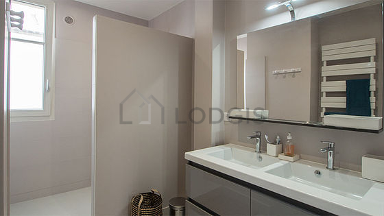 Belle salle de bain claire avec du carrelage au sol