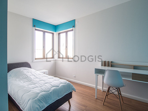 Chambre avec du parquet au sol