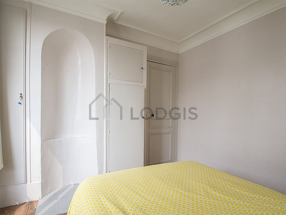 Chambre avec fenêtres donnant sur cour
