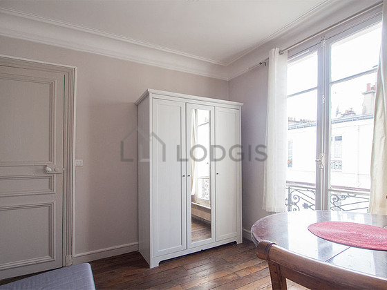 Salon avec du parquet au sol