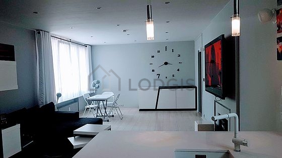 Large living room of 26m² with wooden floor