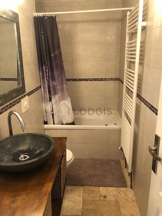 Salle de bain équipée de serviettes de bain