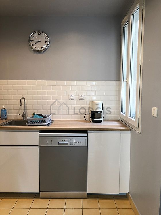 Magnifique cuisine avec du carrelage au sol