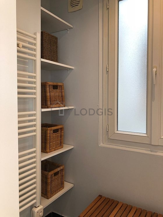 Belle salle de bain claire avec fenêtres double vitrage et du carrelage au sol