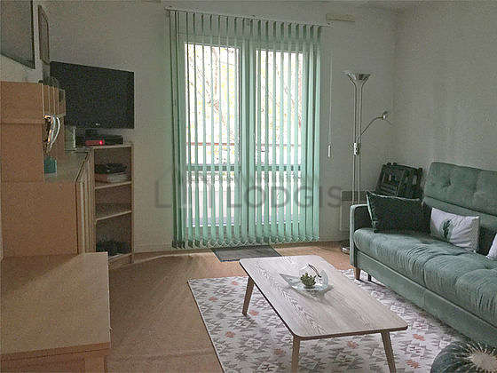 Bright living room furnished with 4 chair(s)