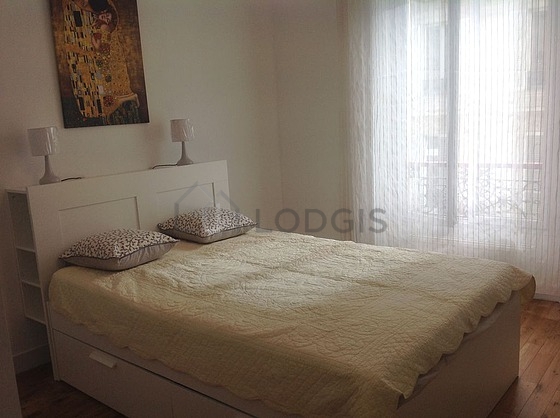 Chambre avec du parquet au sol