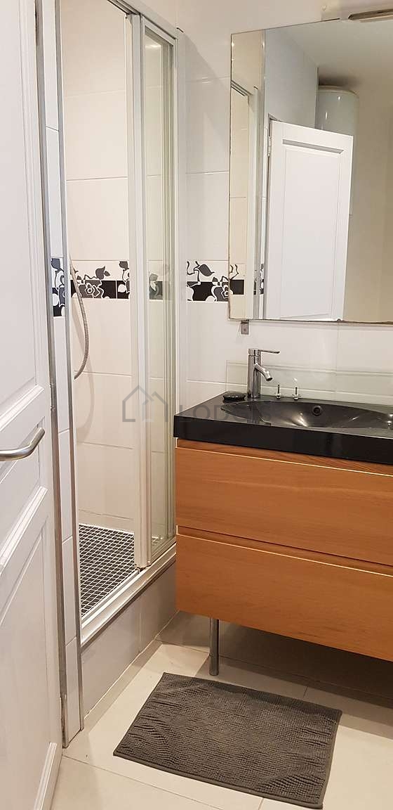 Salle de bain équipée de lave linge, sèche linge, serviettes de bain