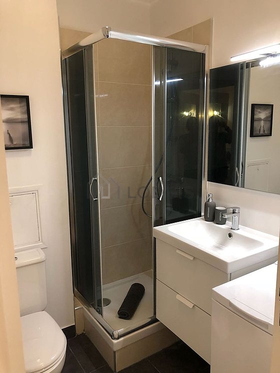 Agréable salle de bain avec du carrelage au sol