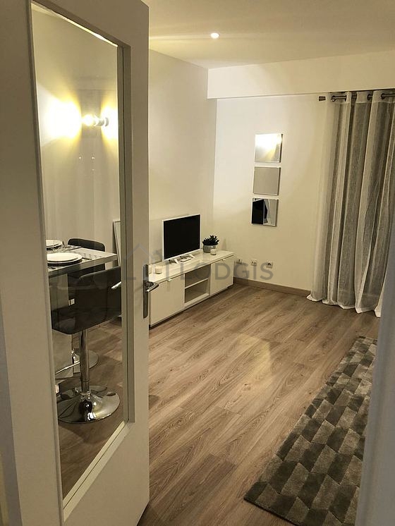 Séjour équipé de 1 canapé(s) lit(s) de 140cm, télé, armoire