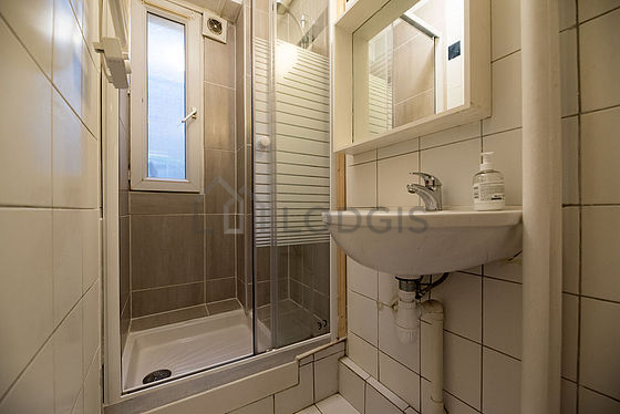 Bathroom equipped with bath towels