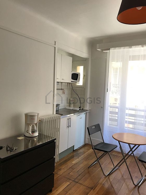 Belle cuisine avec du parquet au sol