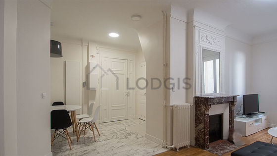 Très belle entrée avec du carrelage au sol et équipée de 4 chaise(s)