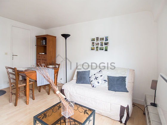 Bright living room furnished with 2 chair(s)