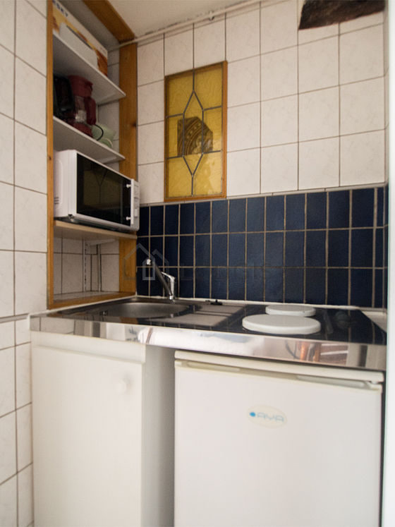 Belle cuisine avec du carrelage au sol