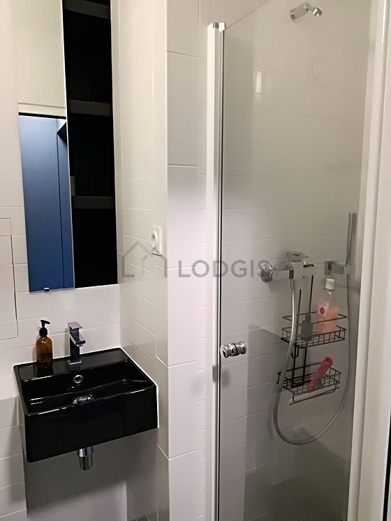 Bathroom equipped with bath towels