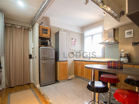 Cuisine dînatoire pour 4 personne(s) équipée de lave linge, réfrigerateur, hotte, vaisselle