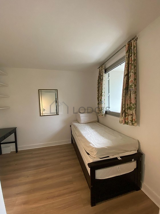 Chambre avec du parquet au sol