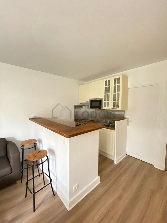 Belle cuisine avec du parquet au sol
