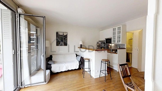 Salon avec du parquet au sol