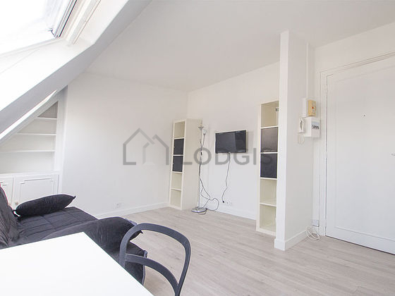 Salon avec du parquet au sol