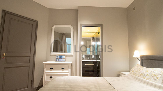 Chambre avec fenêtres