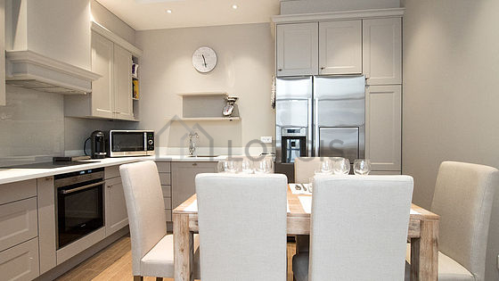 Cuisine équipée de lave vaisselle, plaques de cuisson, réfrigerateur, hotte