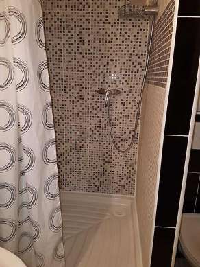 Salle de bain équipée de douche séparée