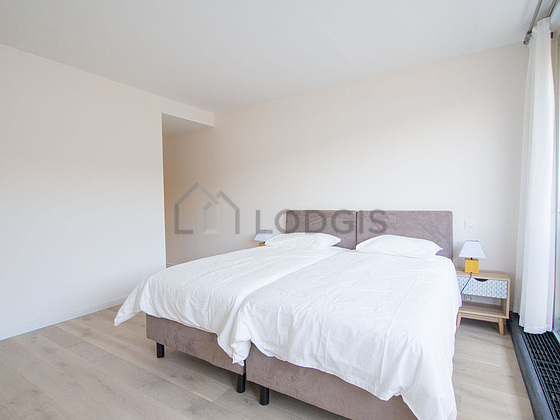 Chambre avec fenêtres