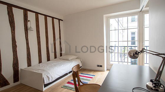 Chambre avec du parquet au sol