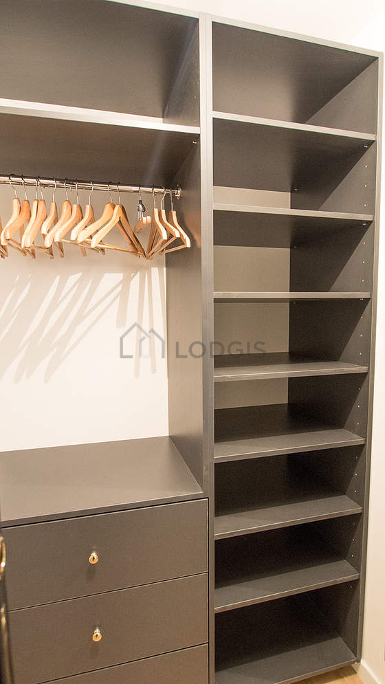 Dressing très calme avec du parquet au sol