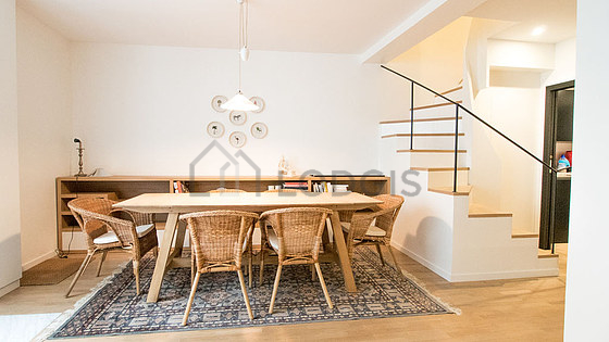 Salon avec du parquet au sol